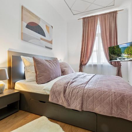 Ferienwohnung Luxe Living At Old Town Center Pressburg Exterior foto