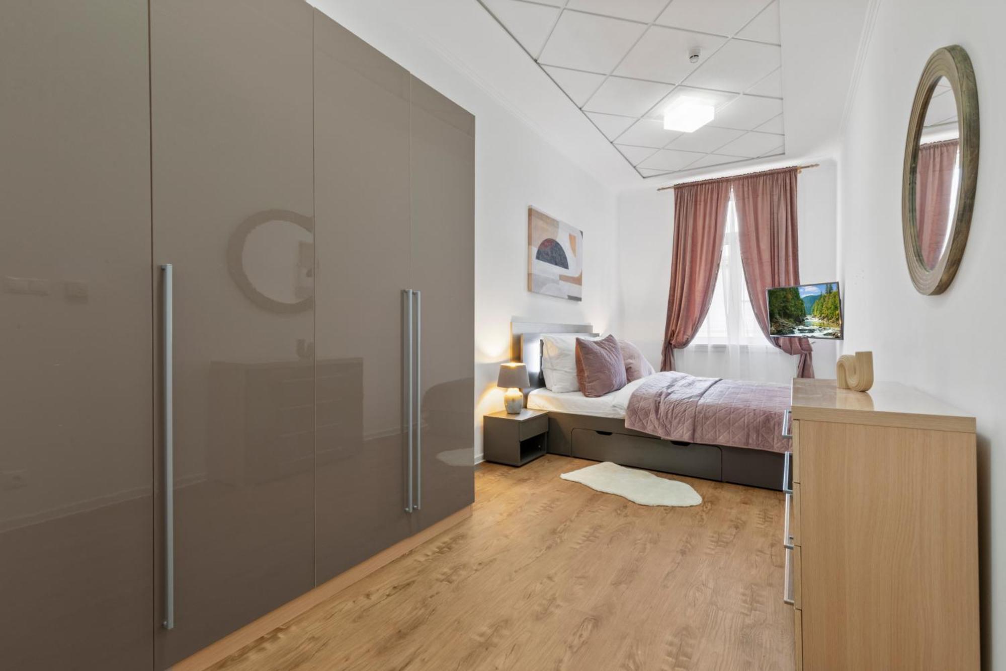 Ferienwohnung Luxe Living At Old Town Center Pressburg Exterior foto